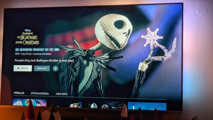 TV-skärm visar "The Nightmare Before Christmas" med Jack Skellington som håller en snöflinga och texten "Pumpkin King försöker ta över julen".