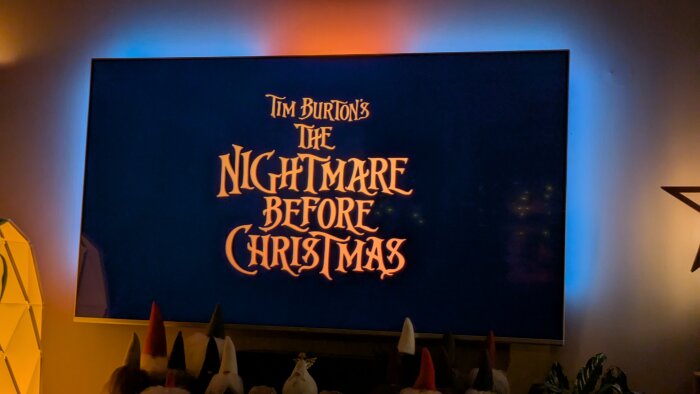 TV-skärm som visar titeln "Tim Burton's The Nightmare Before Christmas" med olika färger runt skärmen.