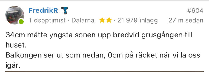 En balkong med noll cm mellanräcke ovanför en grusgång bredvid ett hus.