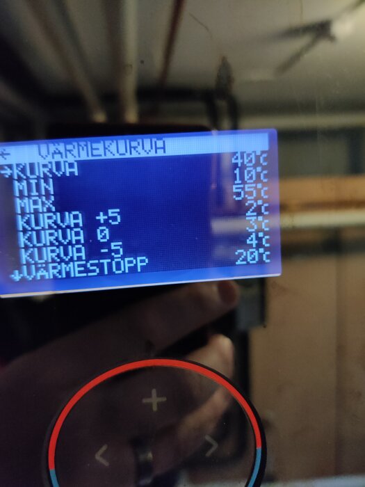Display på värmepumpens kontrollpanel med temperaturinställningar för kurva, minimum, maximum och värmestopp.
