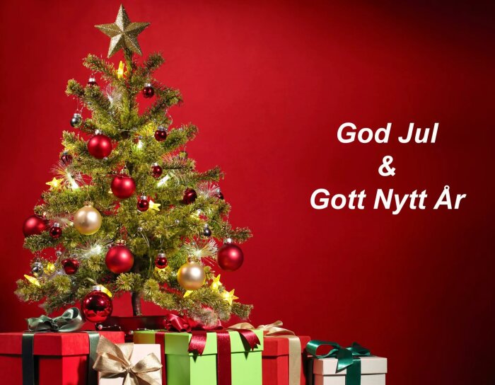 Julgran med röda och guldiga kulor mot röd bakgrund, paket nedanför. Text: "God Jul & Gott Nytt År".