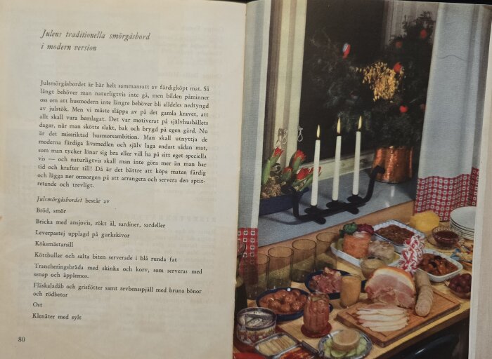 Gammaldags julbord från 1953 med olika maträtter som skinka, köttbullar och inlagd sill. I bakgrunden syns ett julpyntat fönster med ljusstake.