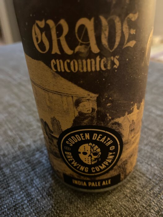 Flaska med etikett "Grave Encounters" från Sudden Death Brewing Company, India Pale Ale.