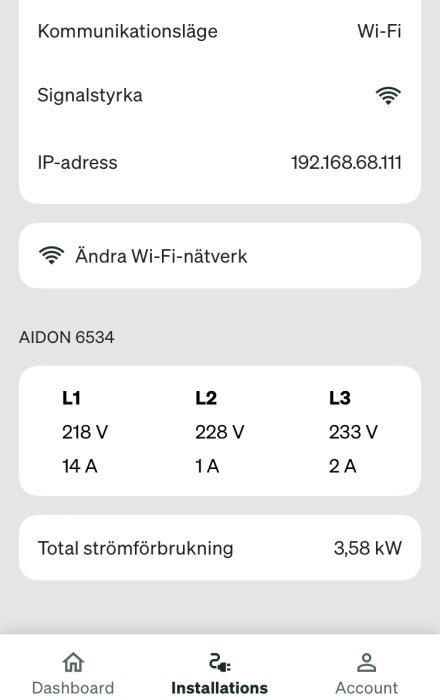 Skärmbild av laddboxens status med Wi-Fi-anslutning, IP-adress, spänning och ström för tre faser (L1, L2, L3) och total strömförbrukning på 3,58 kW.