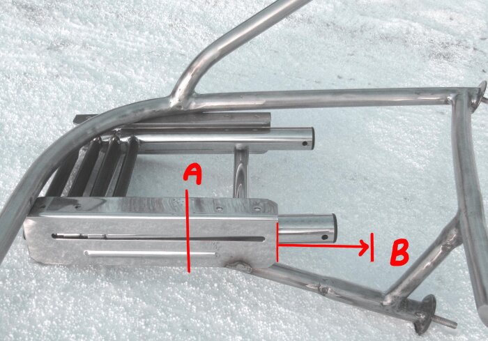 Metallram med svetsade delar och röda markeringar A och B. Konstruktion för båttillbehör, byggd hemma för att spara kostnader.
