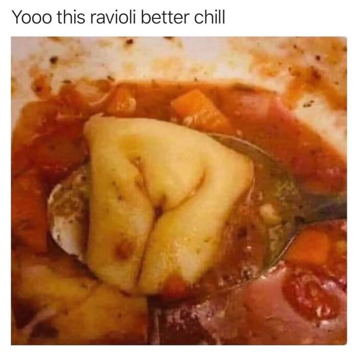 En ravioli på en sked i en tomatbaserad sås med grönsaker; bildtexten lyder "Yooo this ravioli better chill.