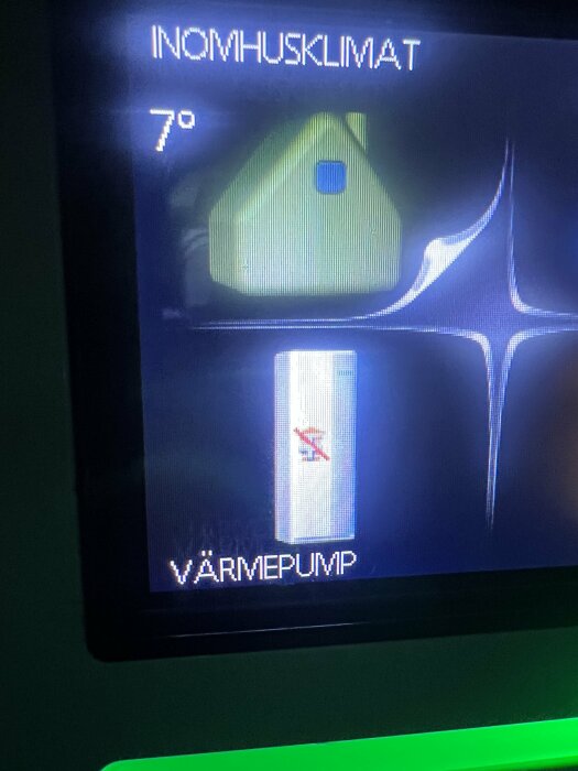 Display på Nibe 750 visar 7 grader och en fyrkant med pil under "Värmepump".