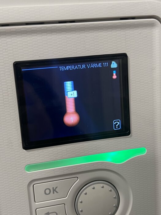 Termostatdisplay visar intern temperaturjustering till +1 grad med omgivningstemperatur +7 grader och stängd värmeanläggning.