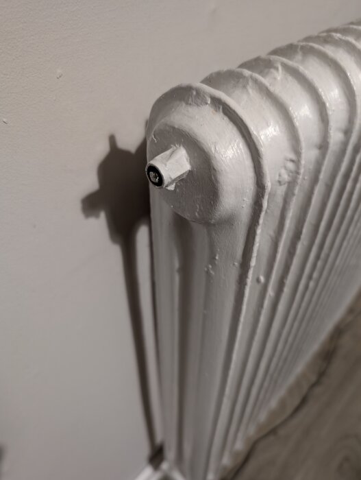 Radiator med en synlig nippel på sidan, där nippeln verkar inte täta trots att den är inskruvad i botten.