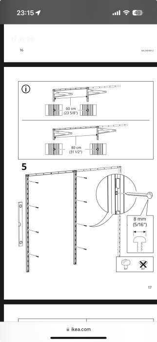 Instruktionsbild för montering av IKEA Boaxel hyllsystem, visar placering av skruvar och skenor, samt nödvändiga mått för installation.