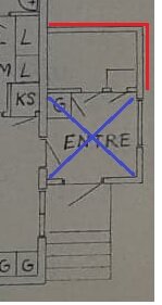 Ritning över entré med rött markerad vägg och blått kryss markerande tak, för diskussion om isolering.