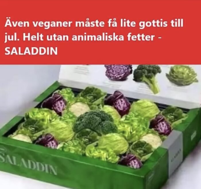 Presentask med broccoli, kålsorter och sallad i en grön låda märkt "SALADDIN", med text om vegansk julmat utan animaliska fetter.