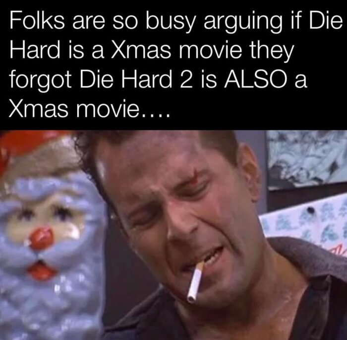 Filmkaraktär med cigarett och juldekoration med text om "Die Hard" som julfilm diskuteras.