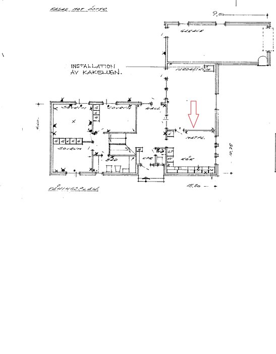 Byggritning av villa från 1967 med en röd pil som markerar en specifik vägg mellan kök och vardagsrum, potentiellt icke-bärande.