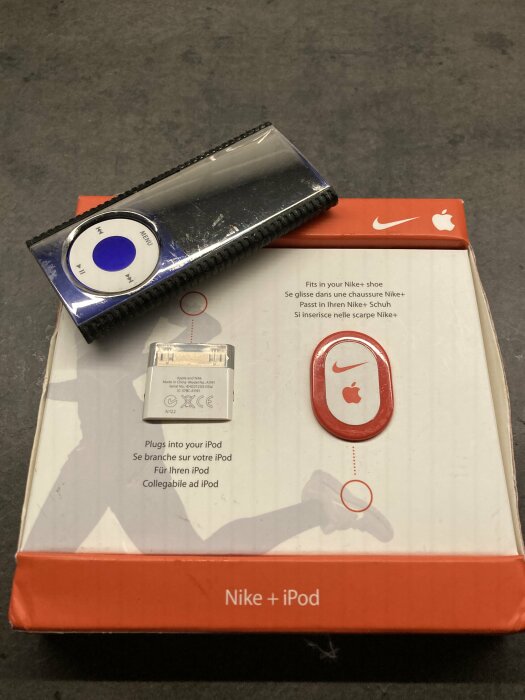 Oanvänd Nike+iPod-sensor med förpackning, hittad i låda. Gummifodralet har börjat lösas upp och blivit klistrigt.