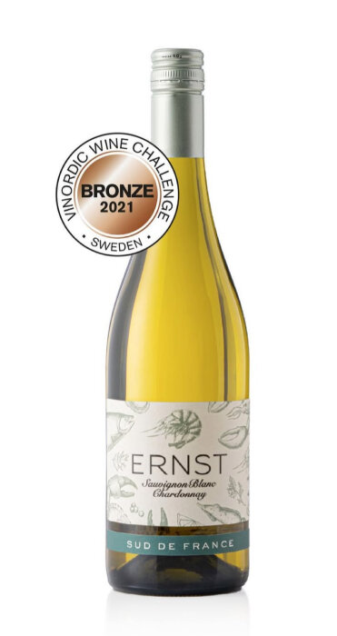 Flaska vin med etiketten "ERNST Sauvignon Blanc Chardonnay Sud de France" och en bronsmedalj från Vinordic Wine Challenge 2021.