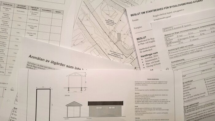 Bygglovshandlingar och ritningar för attefallsgarage, inklusive startbesked och teknisk beskrivning med kartor och designskisser.