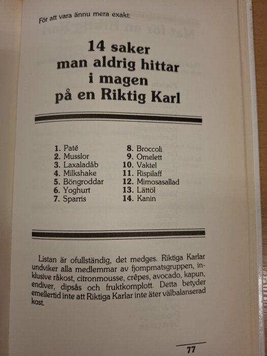 Bokuppslag med texten "14 saker man aldrig hittar i magen på en Riktig Karl" och en lista över maträtter som anses opassande för en "riktig man".