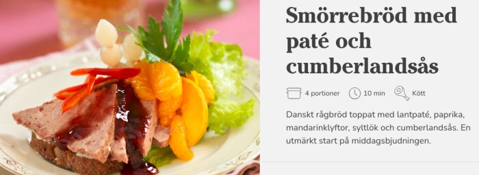 Danskt smörrebröd med lantpaté, cumberlandsås, mandarinklyftor, paprika, syltlök och sallad på tallrik.