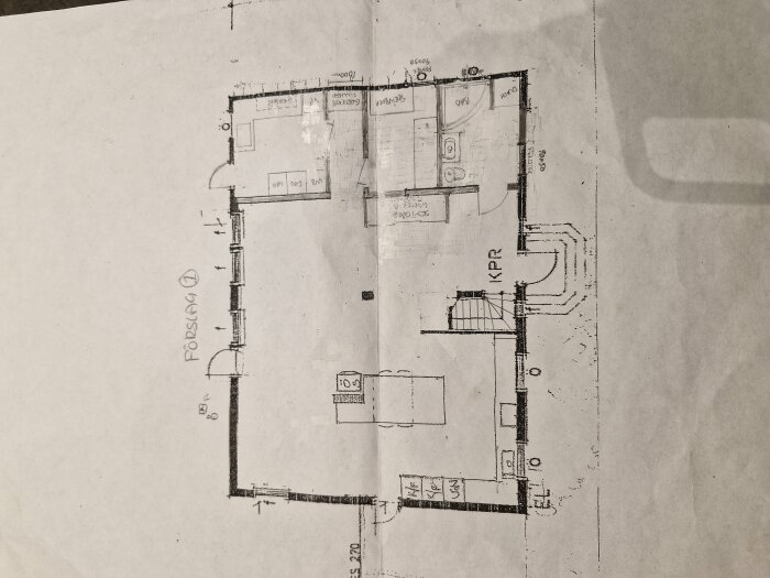 Planritning av hus med markerade områden för WC/dusch/bad, förråd och kök. Diskussionsämne: ombyggnad av planlösning för bättre funktion.