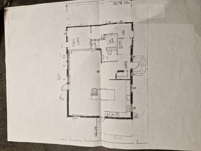 Planritning som visar nuvarande layout med wc/dusch, förråd, tvättstuga och vardagsrum. Visar även potentiella ändringar.