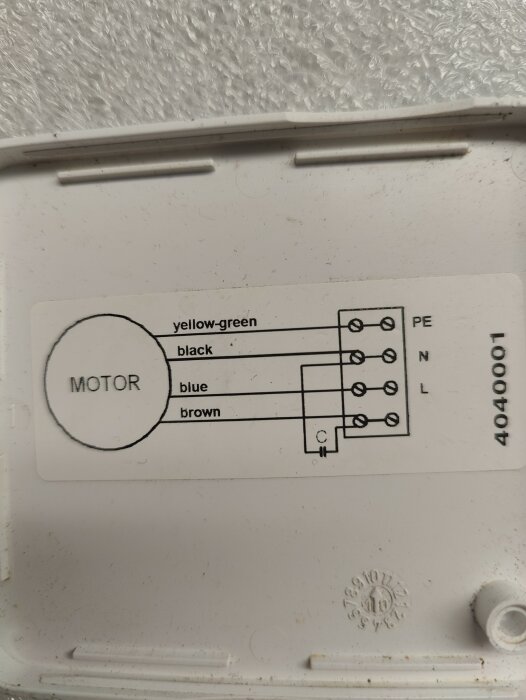 Schema över motorkopplingar med färgkodade kablar: gul-grön, svart, blå, brun, kopplade till PE, N, L.