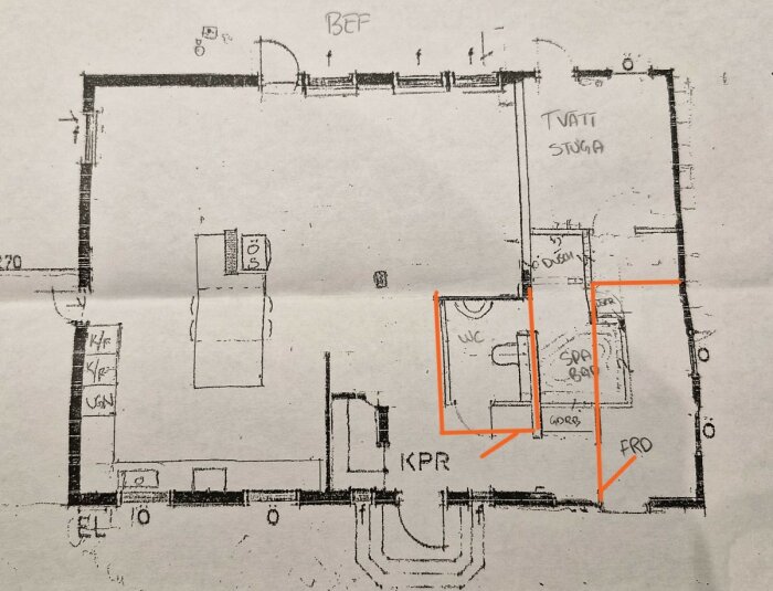 Planritning av hus med markerad korridor till tvättstuga, visar även kontor, vardagsrum och WC. Korridoren påverkar hallens förvaringsutrymme.