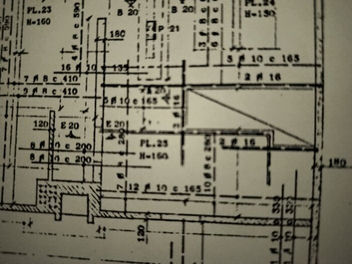 Ritning av källarvåning i ett 1,5 planshus från 1966, visar väggar och pelare, frågan om bärande struktur.