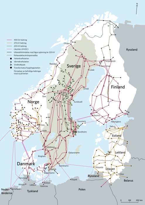 Karta över elstamnätet i Norden med olika typer av kraftledningar och stationer markerade.