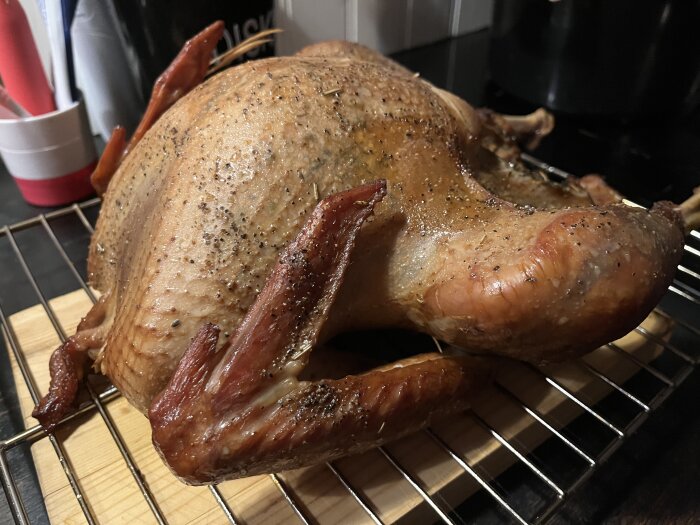 Helstekt kalkon på ett galler, kryddad och tillagad i rökskåp, klar för servering på Thanksgiving.