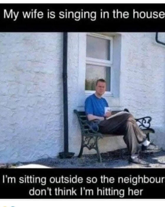 Man sitter på en bänk utomhus, läser en tidning. Texten ovan och under bilden beskriver situationen med humor.