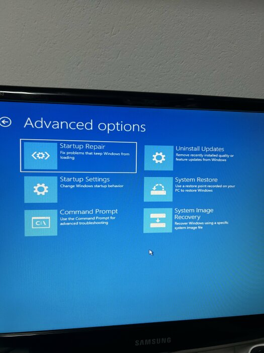 Datorskärm som visar Windows avancerade alternativ för systemåterställning och reparation.
