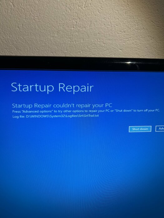 Dator med blåskärm som visar "Startup Repair" och meddelande att datorn inte kan repareras automatiskt. Alternativ för stängning och avancerade inställningar visas.