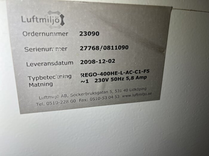 Etikett på Luftmiljö produkt med ordernummer 23090, serienummer 27768/0811090, leveransdatum 2008-12-02, typbeteckning REGO-400HE-L-AC-C1-F5.