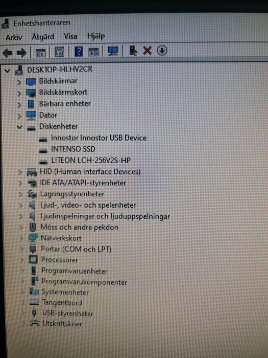 En bild av Enhetshanteraren i Windows som visar olika disk- och ljudenheter, inklusive Intenso SSD och LITEON LCH-256V2S-HP.