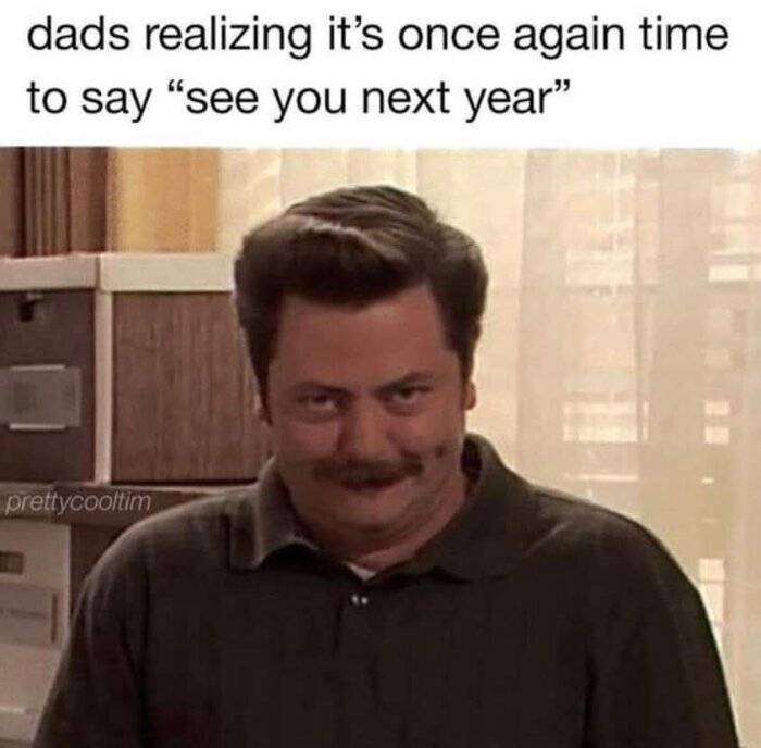 Man med mustasch ler mot kameran, ovan text om pappor som säger "vi ses nästa år".