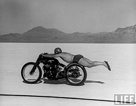 Man på motorcykel i badkläder kör snabbt i Bonneville Salt Flats-öknen.