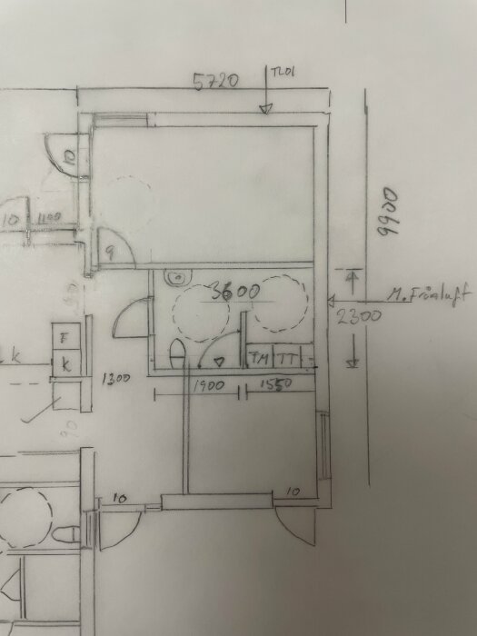 Ritning av tillbyggnad med badrum, visar mått och placering av sanitetsutrustning, tvättmaskin och skiljevägg.