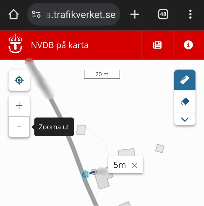 Karta från Trafikverket med en avståndsmätning som visar 5 meter till närliggande byggnader, mätverktyg öppet, inzoomningsalternativ synliga.