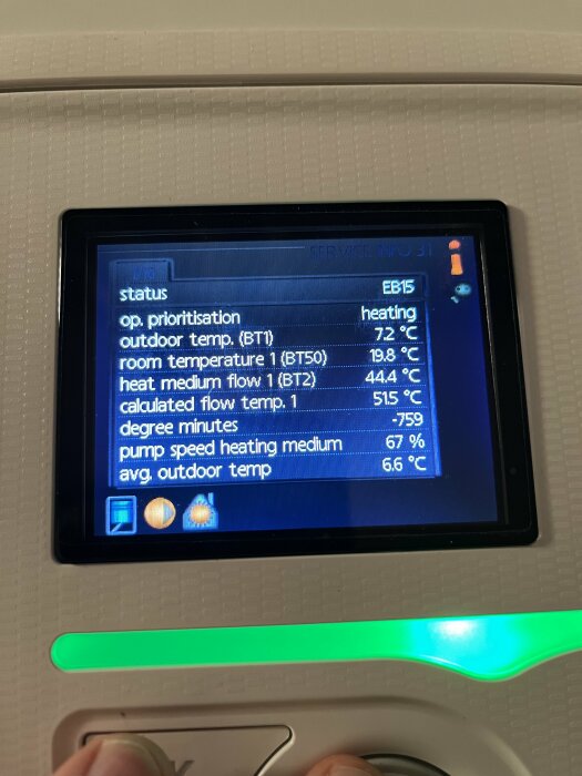 Visar en display på en värmepump som visar temperaturer och driftstatus, inklusive utomhustemperatur 7,2°C och rumstemperatur 19,8°C.