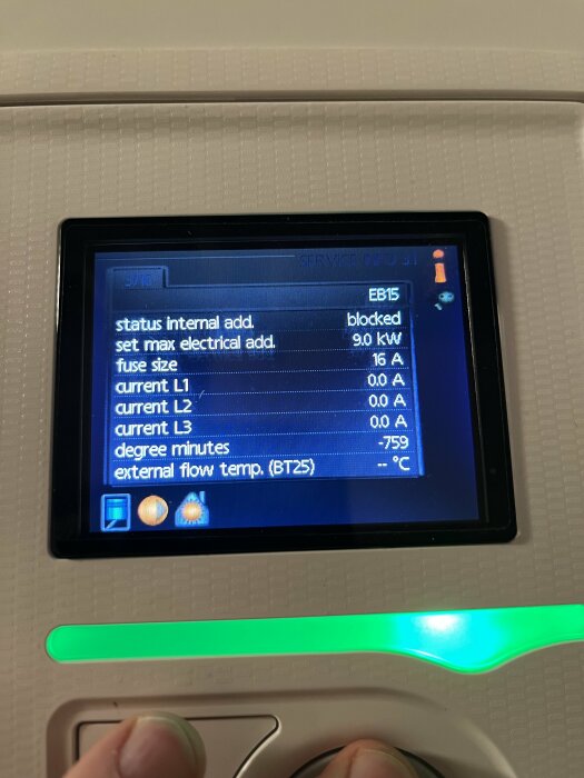 Display av en värmepump eller värmepanna visar status på elektrisk tillsats och övriga driftvärden, inklusive säkringsstorlek och strömvärde.