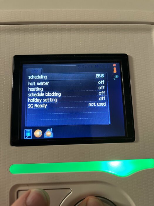 Display av uppvärmningssystem med menyer för schemaläggning, varmvatten, uppvärmning, blockering och semesterinställningar. Alla funktioner är avstängda.
