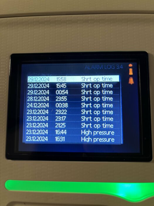 Display som visar en lista med larmhändelser och tidpunkter, inklusive "Shrt op time" och "High pressure", daterade från 23.12.2024 till 29.12.2024.