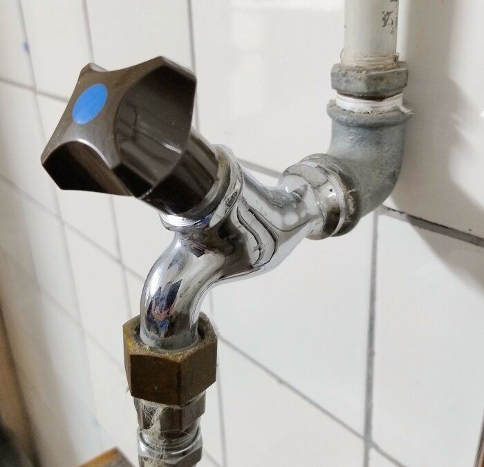 Vattenkran med felaktigt röranslutning, enligt inlägg.