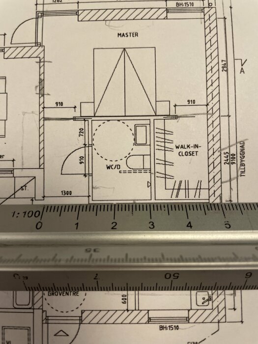 Ritning med planlösning för ett våningsplan, inklusive WC, förvaringsutrymme och en skala i centimeter.