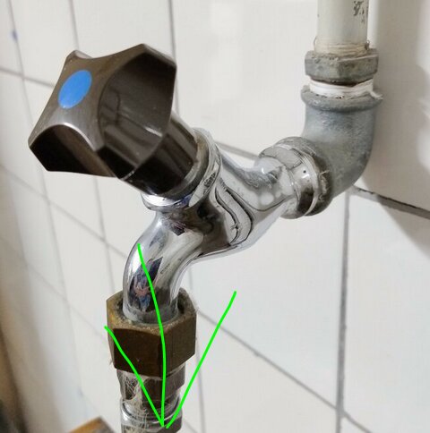 Förkromad avstängningsventil i vägganslutning utan synlig backventil, med grön markering på mutter vid rörkoppling.