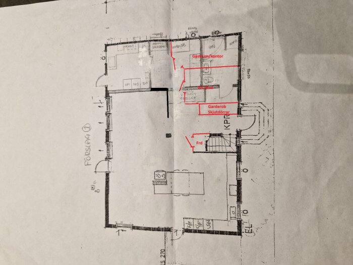 Ritning av planlösning som visar förslag 1 med märkningar för gäst-/kontorsrum, WC, garderob med skjutdörrar och frd i ett hus.