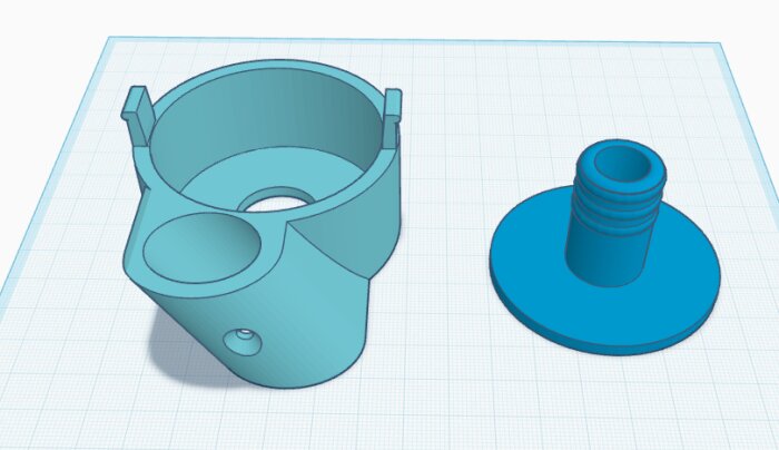 3D-modell av en konsol för en dränkbar pump, i två delar, skrivna i PETG. Till vänster visas pumpfästet, till höger basdelen.