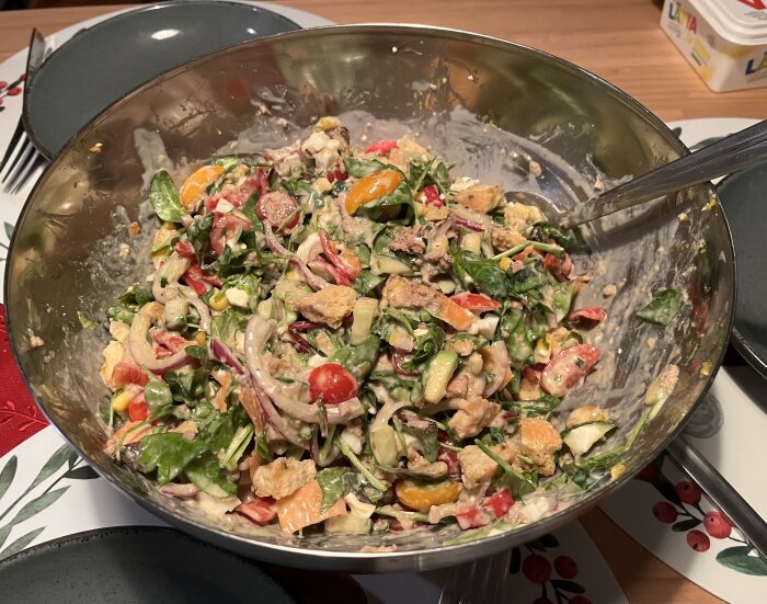 Tonfisksallad med småbladig sallad, ägg, avokado, tomat, paprika, gurka, majs, rödlök, morot, fetaost och krutonger i en rostfri skål.