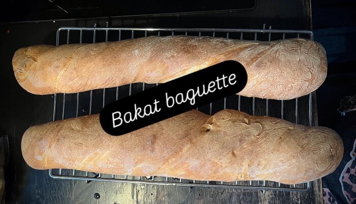 Nygräddade baguetter på ett galler med texten "Bakat baguette".